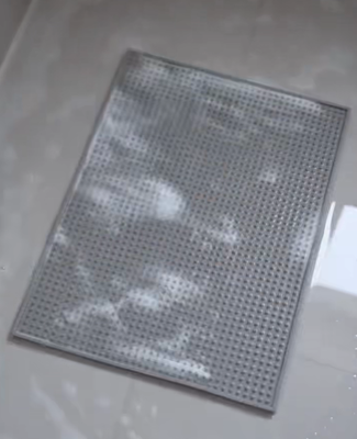 Το EPP Bathroom Mat με Premium Eco-friendly Virgin EPP υλικό, υψηλής απόδοσης αντιγλιστρούμενη & δομή αποχέτευσης, και εύκολο στο καθαρισμό & ανθεκτικό στη δημιουργία βρωμιάς